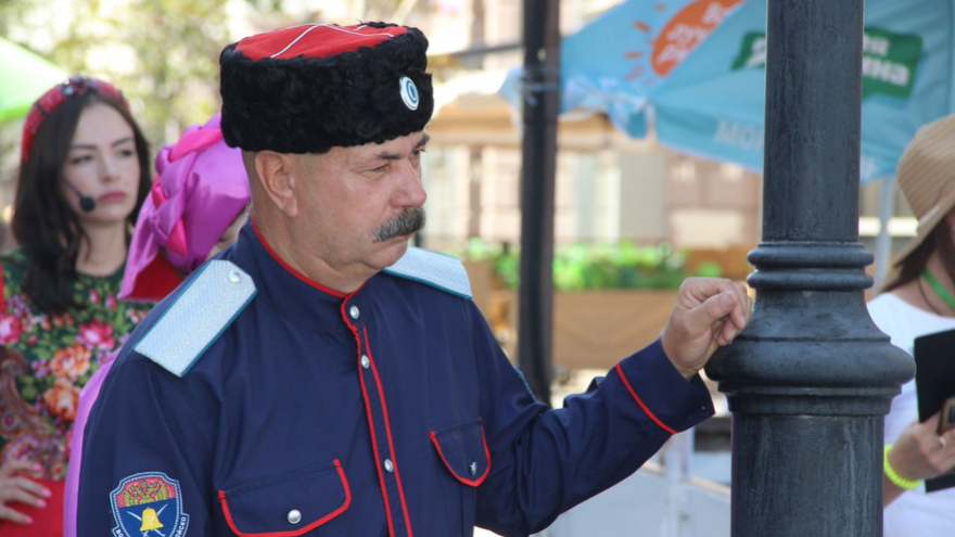 В Саратове открылся фестиваль с модными показами и русской избой