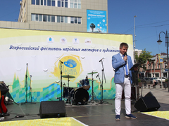 В Саратове открылся фестиваль с модными показами и русской избой
