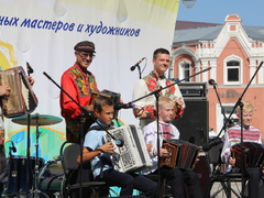 В Саратове открылся фестиваль с модными показами и русской избой