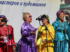 В Саратове открылся фестиваль с модными показами и русской избой