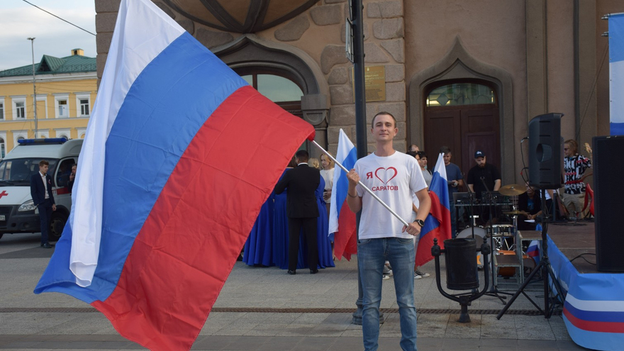 В центре Саратова устроили концерт в честь Дня Государственного флага России 