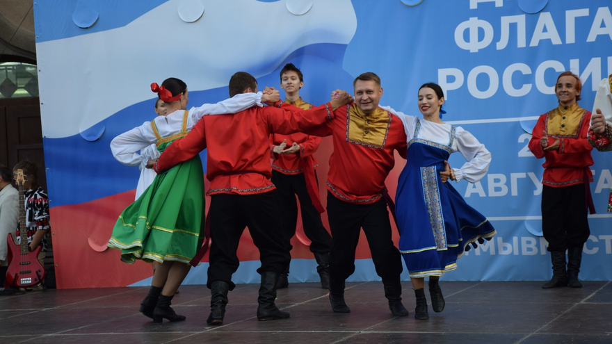 В центре Саратова устроили концерт в честь Дня Государственного флага России 
