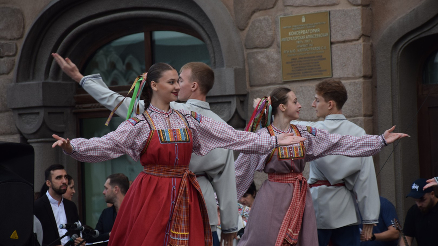 В центре Саратова устроили концерт в честь Дня Государственного флага России 