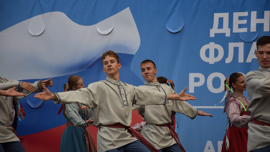 В центре Саратова устроили концерт в честь Дня Государственного флага России 
