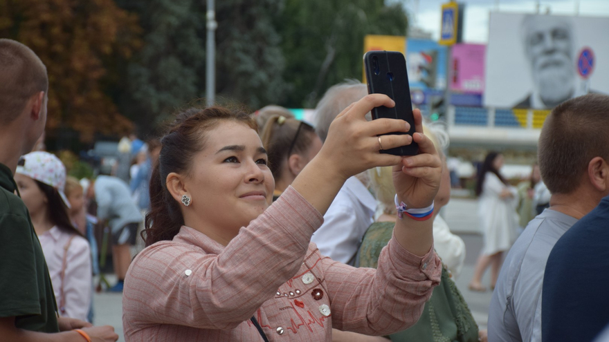 В центре Саратова устроили концерт в честь Дня Государственного флага России 