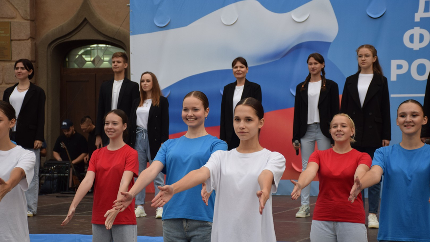 В центре Саратова устроили концерт в честь Дня Государственного флага России 