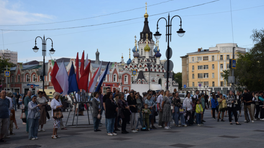 В центре Саратова устроили концерт в честь Дня Государственного флага России 
