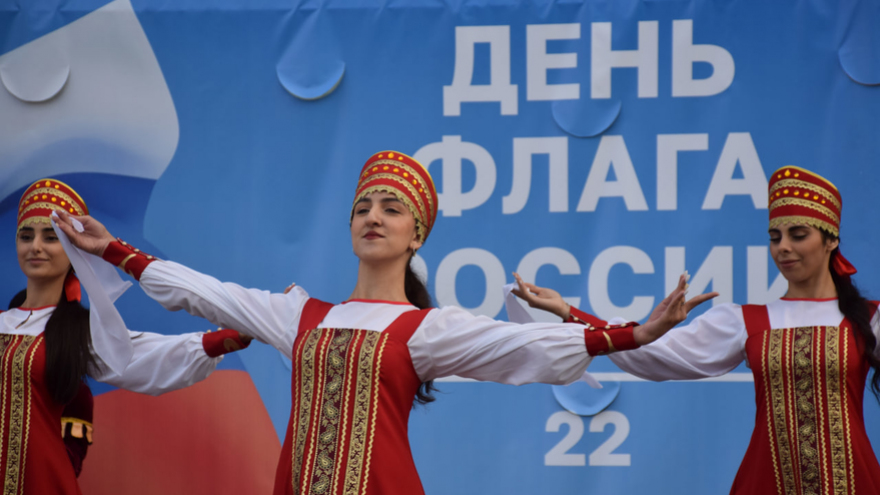 В центре Саратова устроили концерт в честь Дня Государственного флага России 