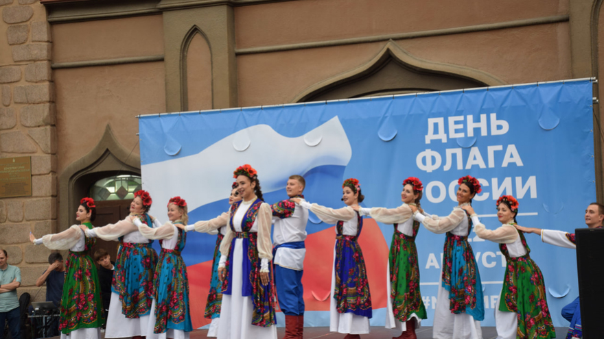 В центре Саратова устроили концерт в честь Дня Государственного флага России 