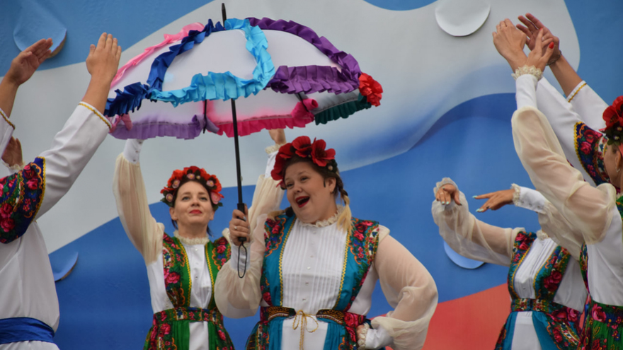 В центре Саратова устроили концерт в честь Дня Государственного флага России 