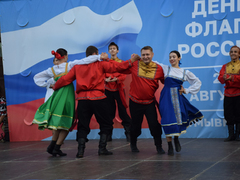 В центре Саратова устроили концерт в честь Дня Государственного флага России 