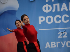 В центре Саратова устроили концерт в честь Дня Государственного флага России 