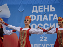 В центре Саратова устроили концерт в честь Дня Государственного флага России 