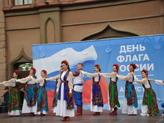 В центре Саратова устроили концерт в честь Дня Государственного флага России 