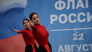 В центре Саратова устроили концерт в честь Дня Государственного флага России 