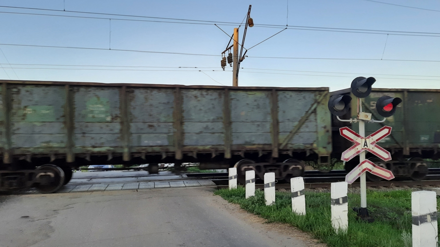 В Саратовской области поезд врезался в автомобиль