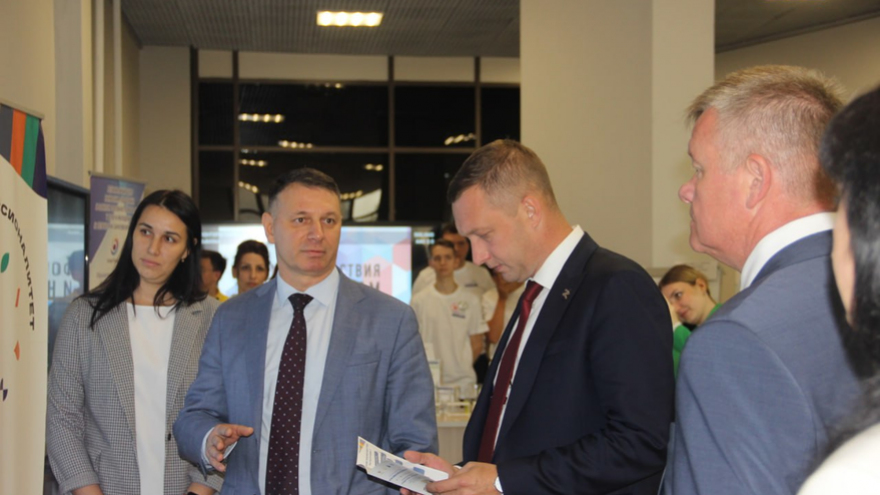 Порочная практика: саратовский губернатор назвал главные проблемы школьного образования