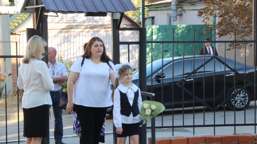 Губернатор Роман Бусаргин выступил на линейке в саратовской школе
