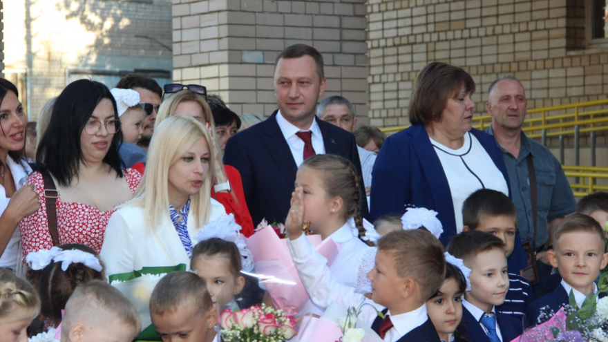 Губернатор Роман Бусаргин выступил на линейке в саратовской школе