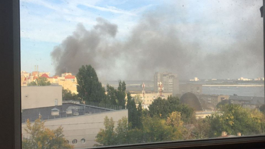 В центре Саратова загорелась столетняя расселенная двухэтажка