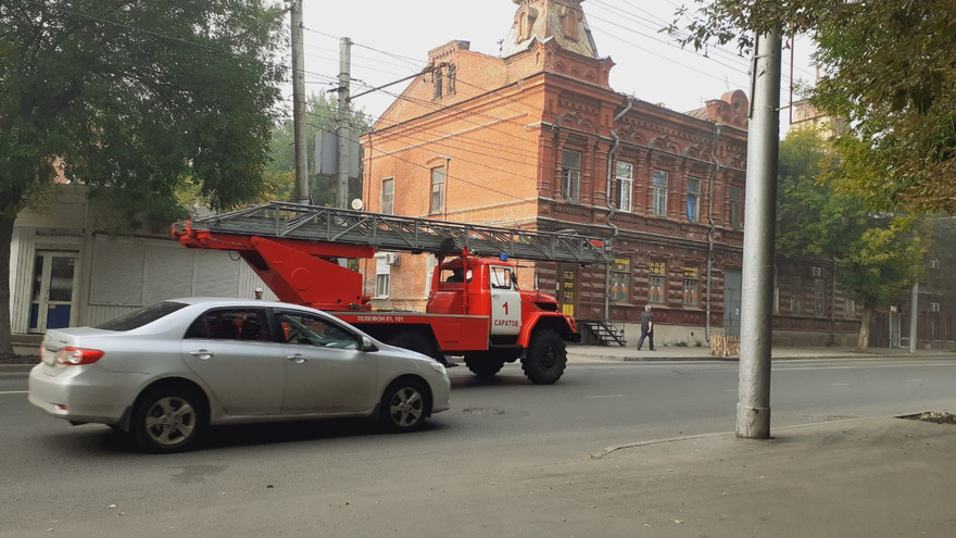 В центре Саратова загорелась столетняя расселенная двухэтажка