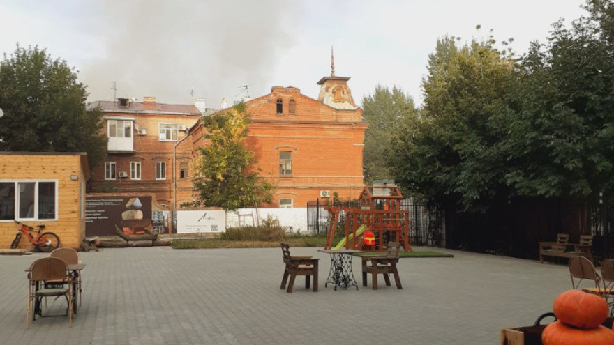 В центре Саратова загорелась столетняя расселенная двухэтажка