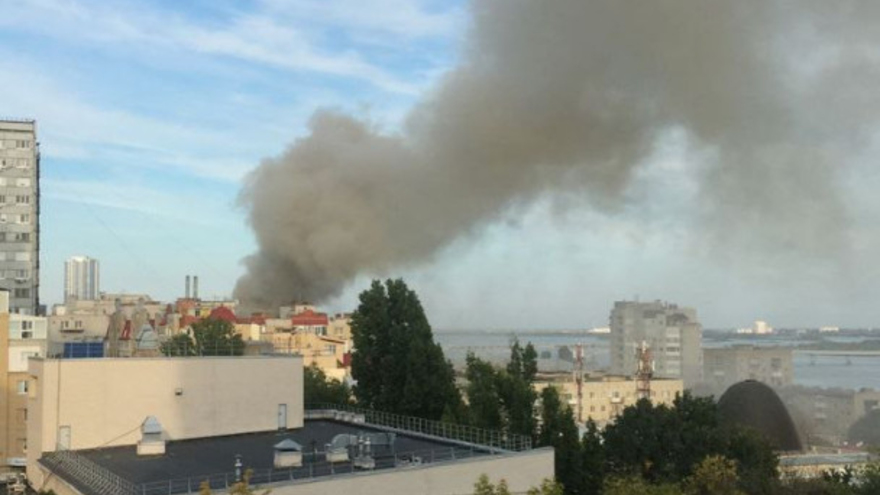В центре Саратова загорелась столетняя расселенная двухэтажка