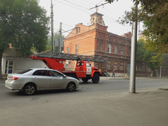 В центре Саратова загорелась столетняя расселенная двухэтажка