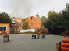 В центре Саратова загорелась столетняя расселенная двухэтажка