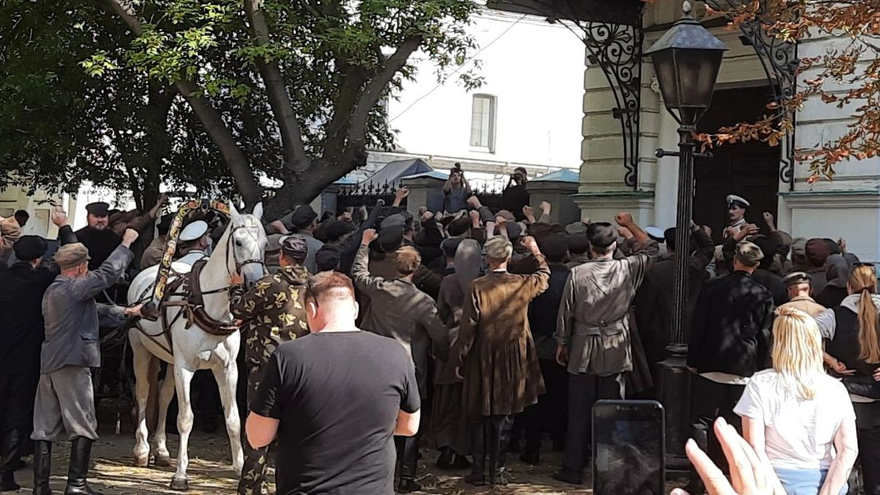 В Саратове снимают массовку для сериала Столыпин: на Вольской заметили людей в костюмах начала XX века