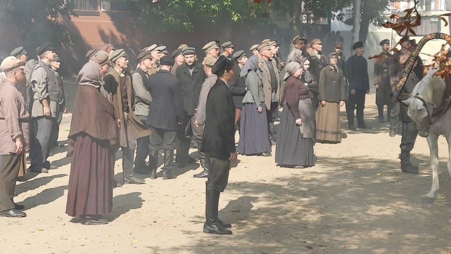 В Саратове снимают массовку для сериала Столыпин: на Вольской заметили людей в костюмах начала XX века