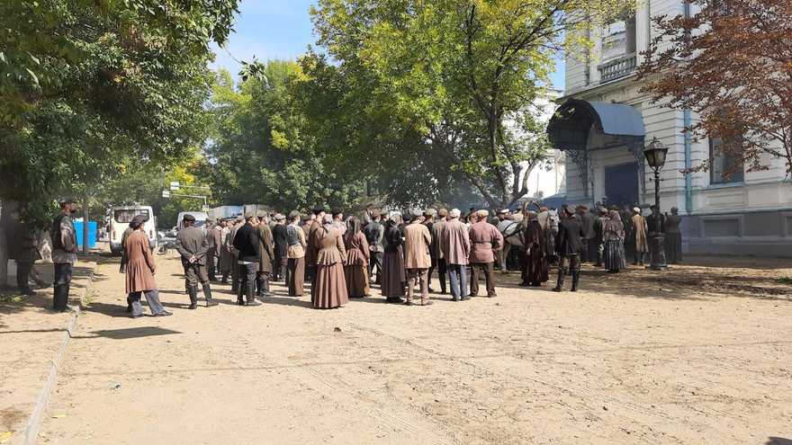 В Саратове снимают массовку для сериала Столыпин: на Вольской заметили людей в костюмах начала XX века