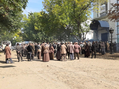 В Саратове снимают массовку для сериала Столыпин: на Вольской заметили людей в костюмах начала XX века