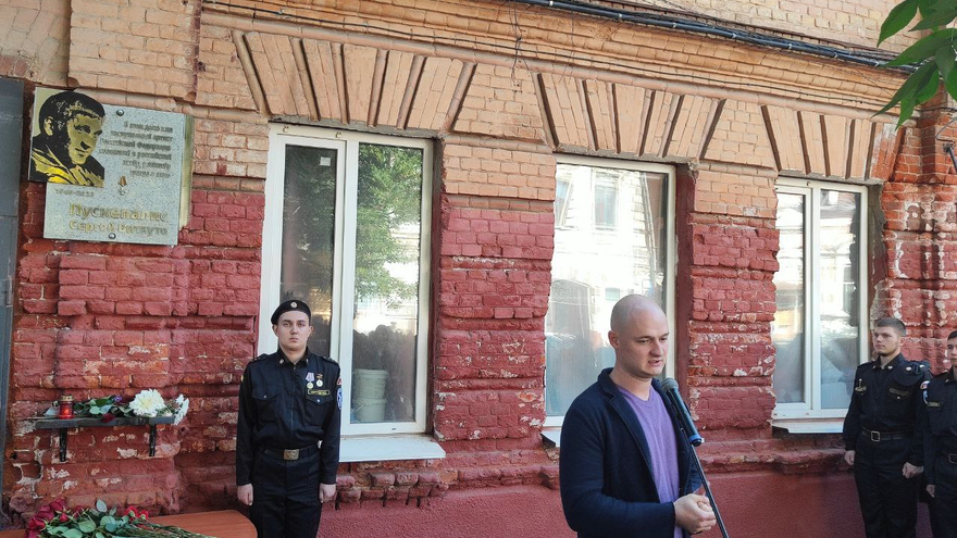 Друг, патриот, профессионал: в Саратове почтили память актера Сергея Пускепалиса