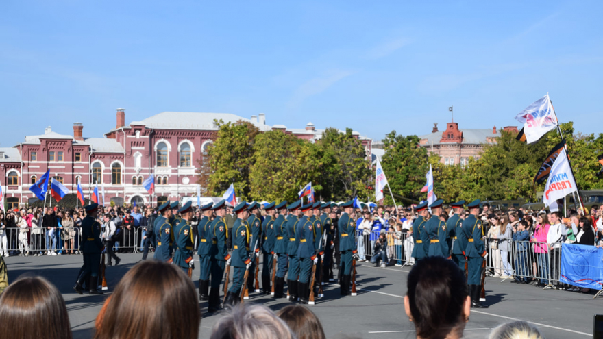 Ракетный комплекс, броневик, гранатомет: на Театральной площади развернули военную выставку