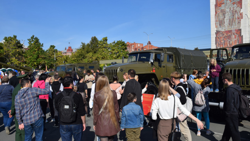 Ракетный комплекс, броневик, гранатомет: на Театральной площади развернули военную выставку