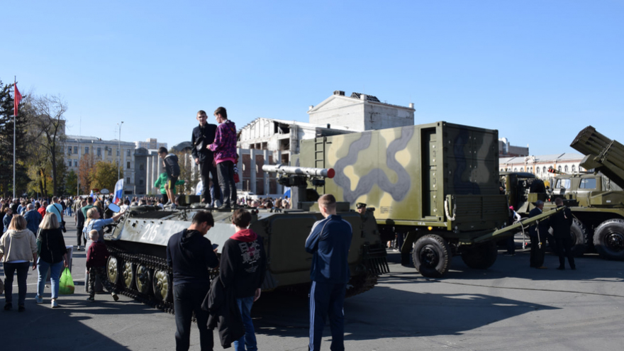 Ракетный комплекс, броневик, гранатомет: на Театральной площади развернули военную выставку