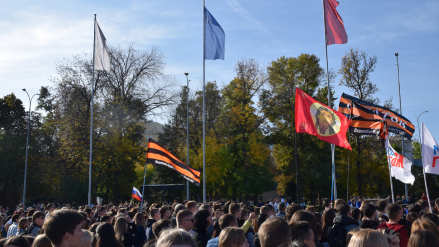 Ракетный комплекс, броневик, гранатомет: на Театральной площади развернули военную выставку
