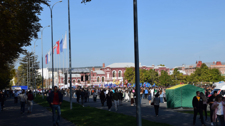 Ракетный комплекс, броневик, гранатомет: на Театральной площади развернули военную выставку