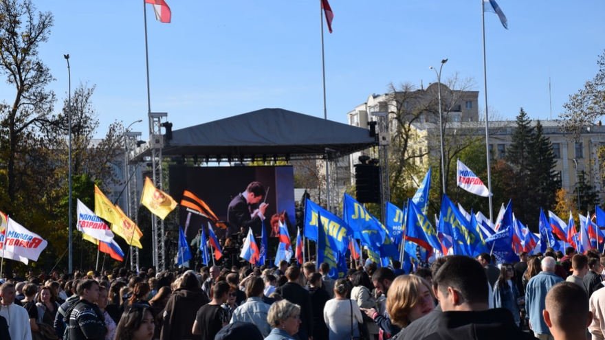 Ракетный комплекс, броневик, гранатомет: на Театральной площади развернули военную выставку