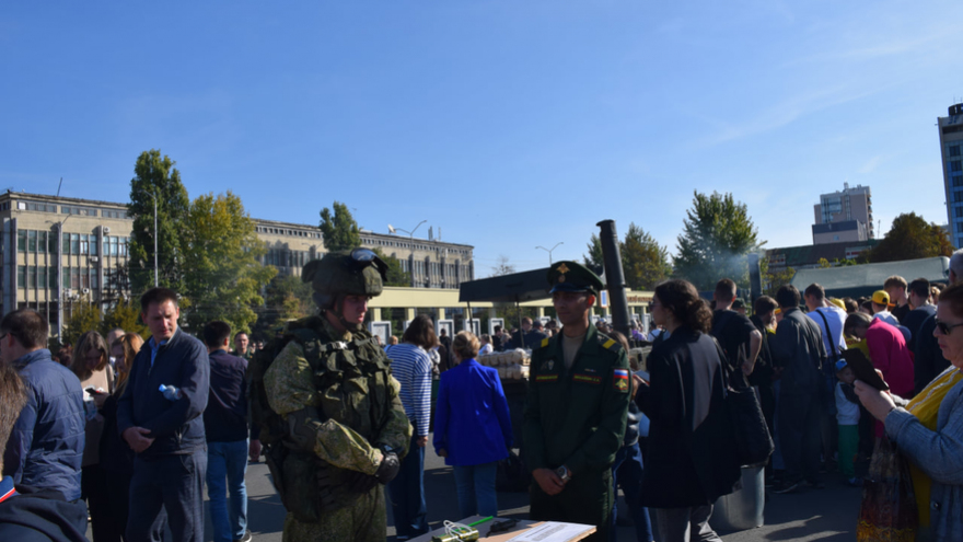 Ракетный комплекс, броневик, гранатомет: на Театральной площади развернули военную выставку