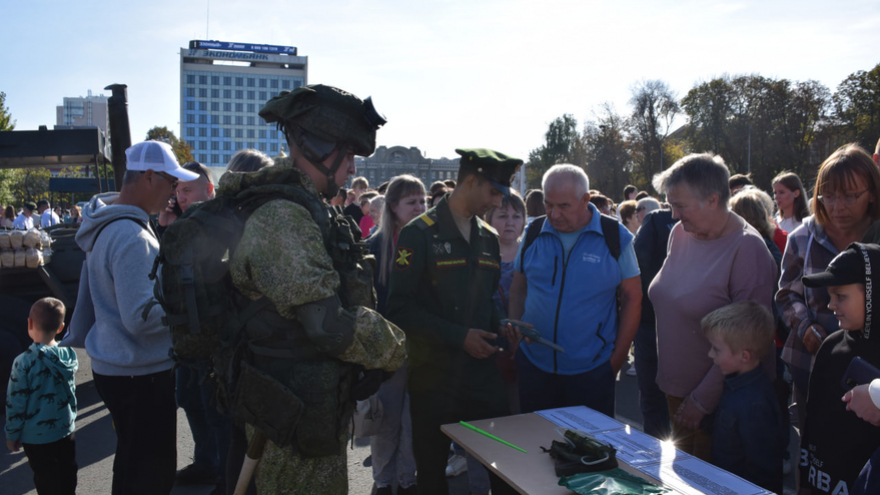 Ракетный комплекс, броневик, гранатомет: на Театральной площади развернули военную выставку