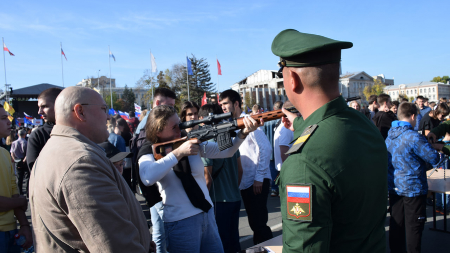 Ракетный комплекс, броневик, гранатомет: на Театральной площади развернули военную выставку