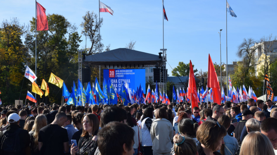 Ракетный комплекс, броневик, гранатомет: на Театральной площади развернули военную выставку