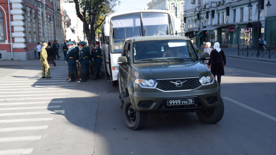 Ракетный комплекс, броневик, гранатомет: на Театральной площади развернули военную выставку