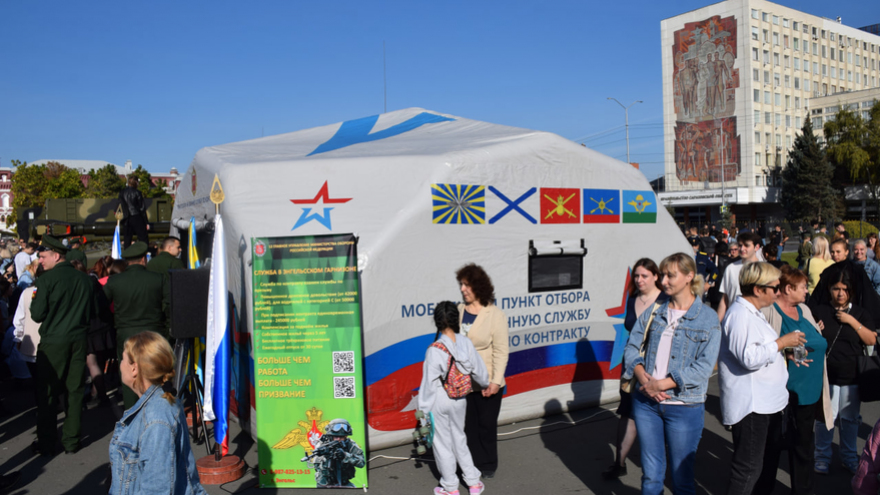 Ракетный комплекс, броневик, гранатомет: на Театральной площади развернули военную выставку