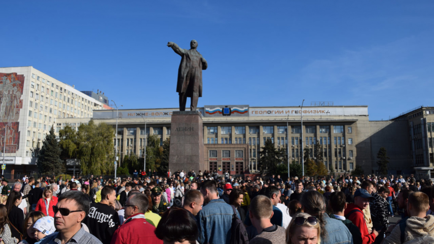 Ракетный комплекс, броневик, гранатомет: на Театральной площади развернули военную выставку