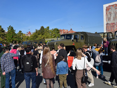Ракетный комплекс, броневик, гранатомет: на Театральной площади развернули военную выставку