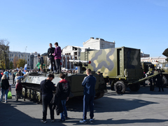 Ракетный комплекс, броневик, гранатомет: на Театральной площади развернули военную выставку