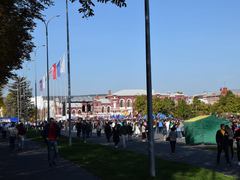 Ракетный комплекс, броневик, гранатомет: на Театральной площади развернули военную выставку